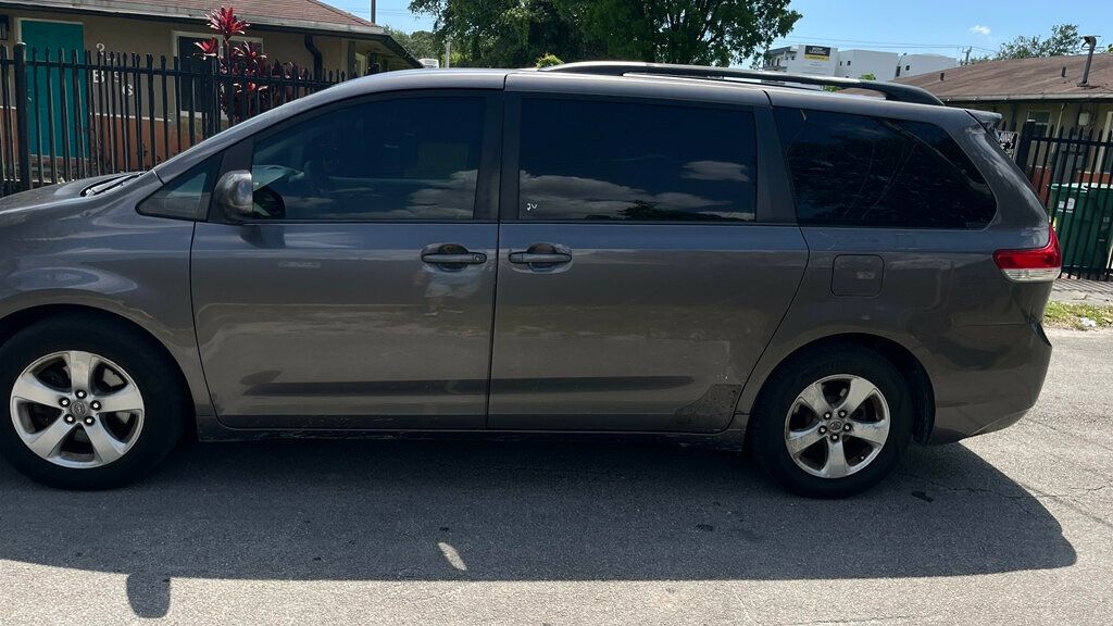 2013 Toyota Sienna - 22847847 - 2