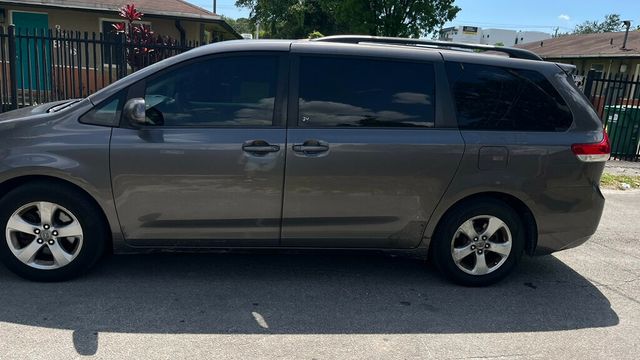 2013 Toyota Sienna  - 22847847 - 2