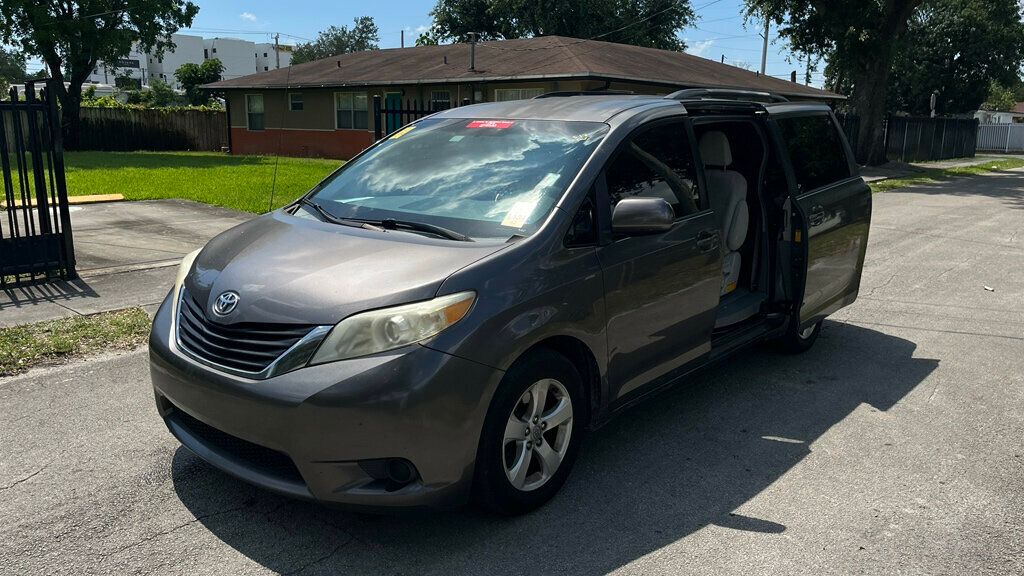 2013 Toyota Sienna - 22847847 - 3