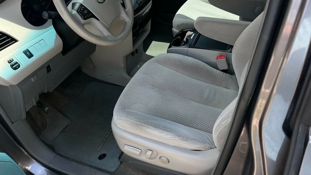 2013 Toyota Sienna - 22847847 - 8