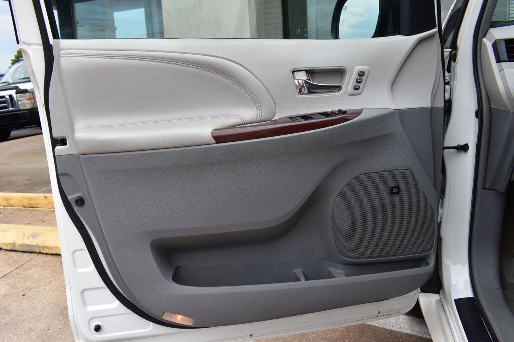 2013 Toyota Sienna  - 23078708 - 67