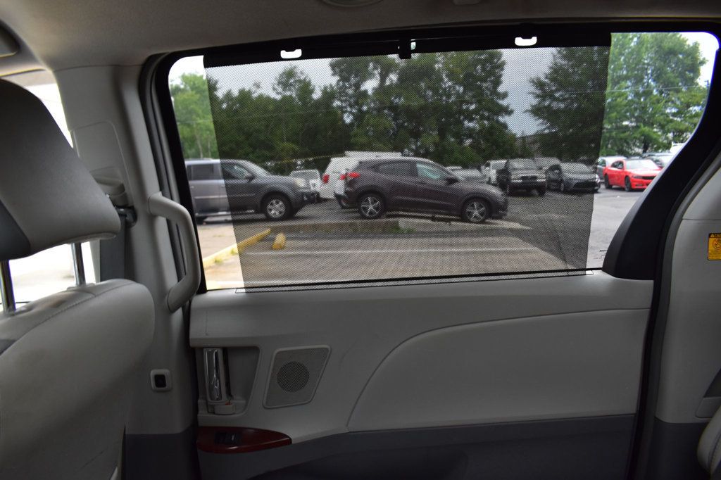 2013 Toyota Sienna  - 23078708 - 70