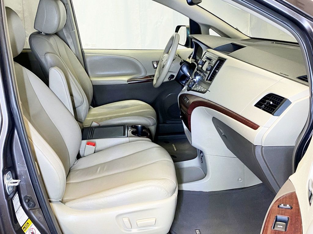 2013 Toyota Sienna  - 22942347 - 21