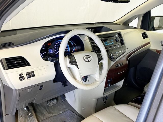2013 Toyota Sienna  - 22942347 - 24