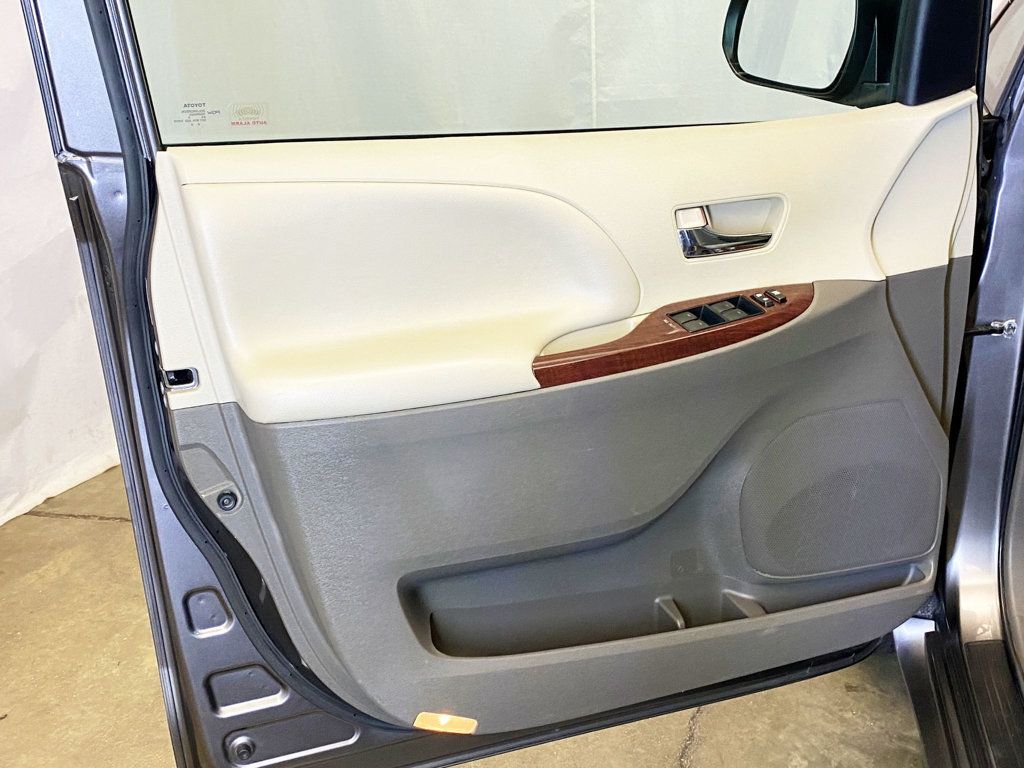 2013 Toyota Sienna  - 22942347 - 25