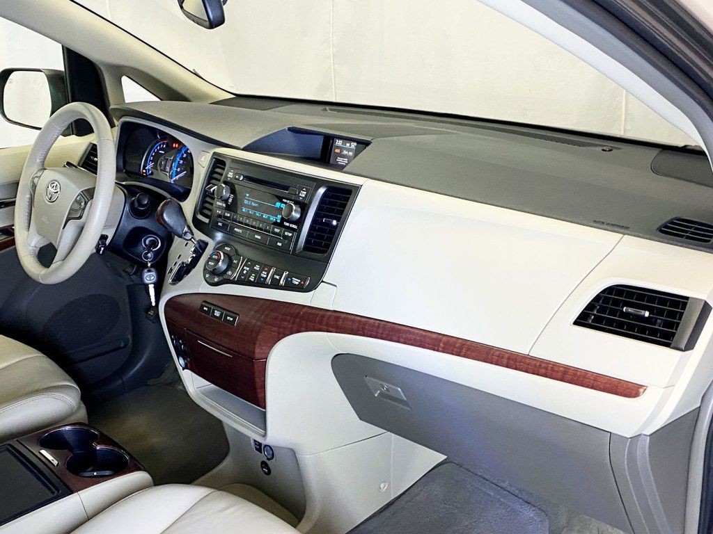 2013 Toyota Sienna  - 22942347 - 28