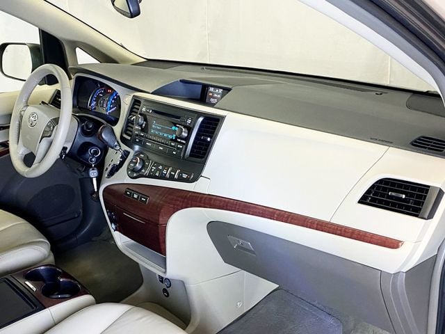 2013 Toyota Sienna  - 22942347 - 28