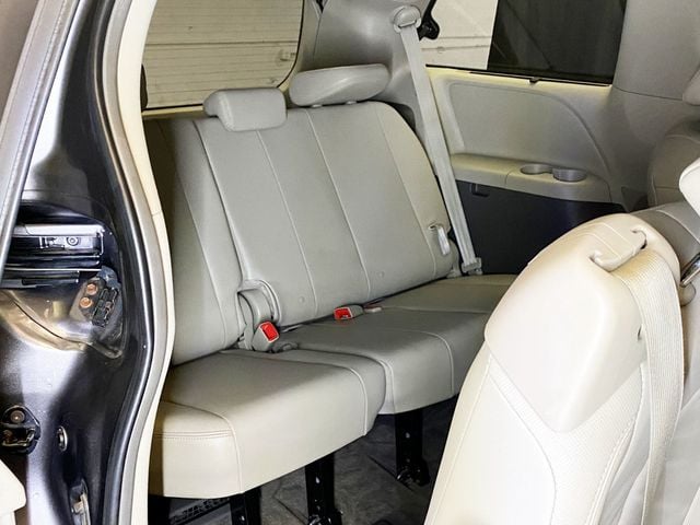 2013 Toyota Sienna  - 22942347 - 30
