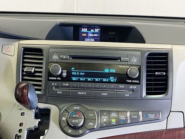 2013 Toyota Sienna  - 22942347 - 31