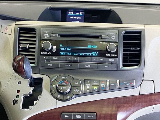 2013 Toyota Sienna  - 22942347 - 32