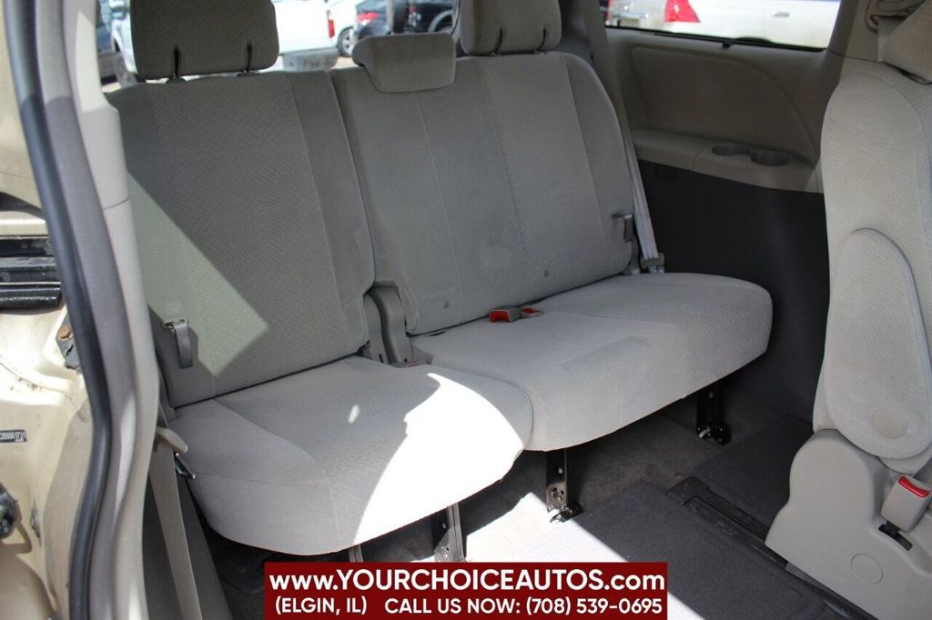 2013 Toyota Sienna 5dr 7-Passenger Van V6 LE AWD - 22382051 - 17