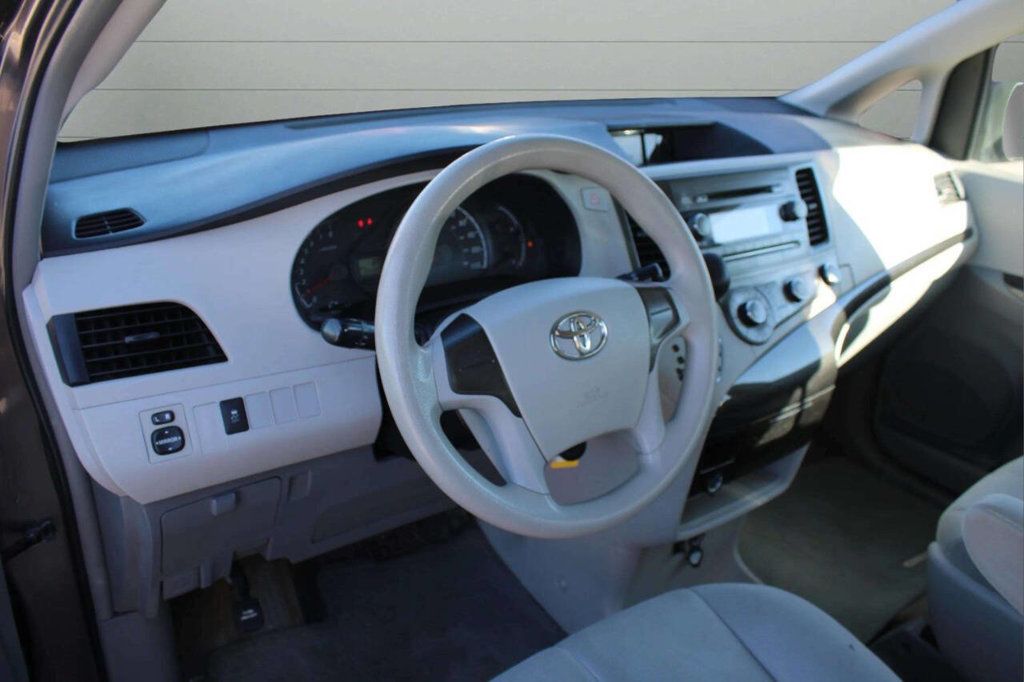 2013 Toyota Sienna 5dr 7-Passenger Van V6 L FWD - 22928596 - 10