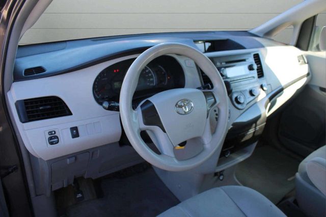 2013 Toyota Sienna 5dr 7-Passenger Van V6 L FWD - 22928596 - 10