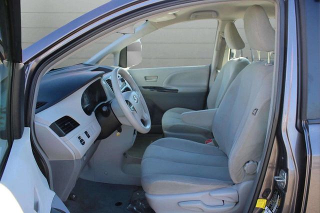 2013 Toyota Sienna 5dr 7-Passenger Van V6 L FWD - 22928596 - 11