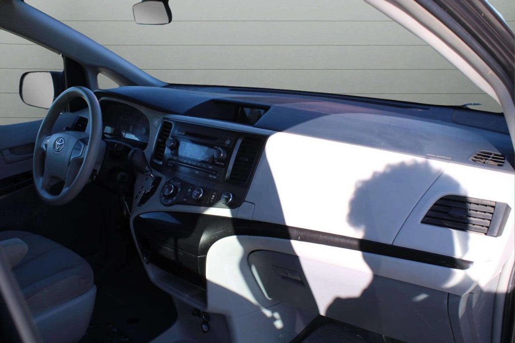 2013 Toyota Sienna 5dr 7-Passenger Van V6 L FWD - 22928596 - 12