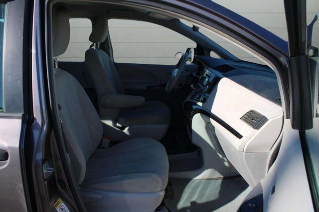 2013 Toyota Sienna 5dr 7-Passenger Van V6 L FWD - 22928596 - 13