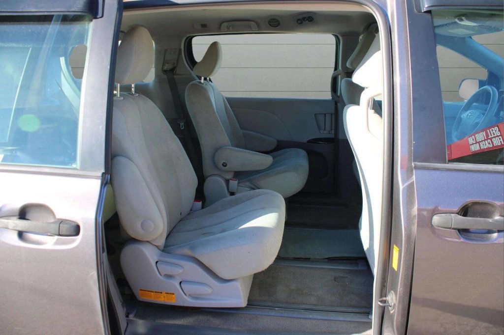2013 Toyota Sienna 5dr 7-Passenger Van V6 L FWD - 22928596 - 14