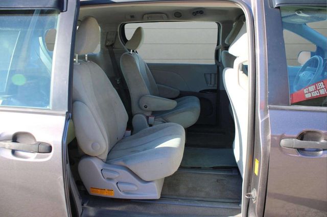 2013 Toyota Sienna 5dr 7-Passenger Van V6 L FWD - 22928596 - 14