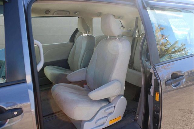 2013 Toyota Sienna 5dr 7-Passenger Van V6 L FWD - 22928596 - 15