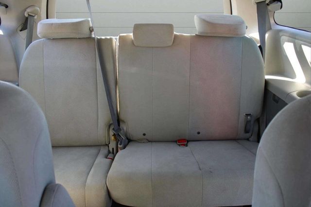 2013 Toyota Sienna 5dr 7-Passenger Van V6 L FWD - 22928596 - 16