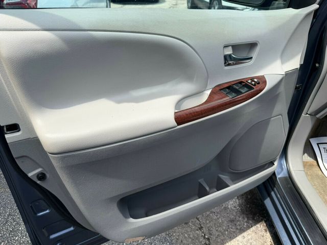 2013 Toyota Sienna 5dr 7-Passenger Van V6 XLE AAS FWD - 23036423 - 20