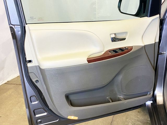 2013 Toyota Sienna 5dr 7-Passenger Van V6 XLE AWD - 22942347 - 25