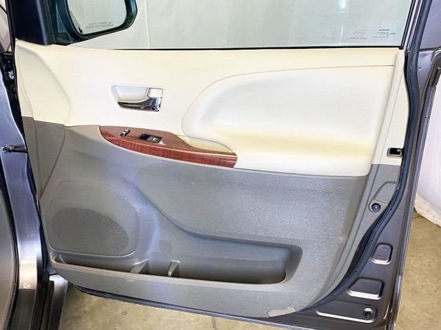 2013 Toyota Sienna 5dr 7-Passenger Van V6 XLE AWD - 22942347 - 29