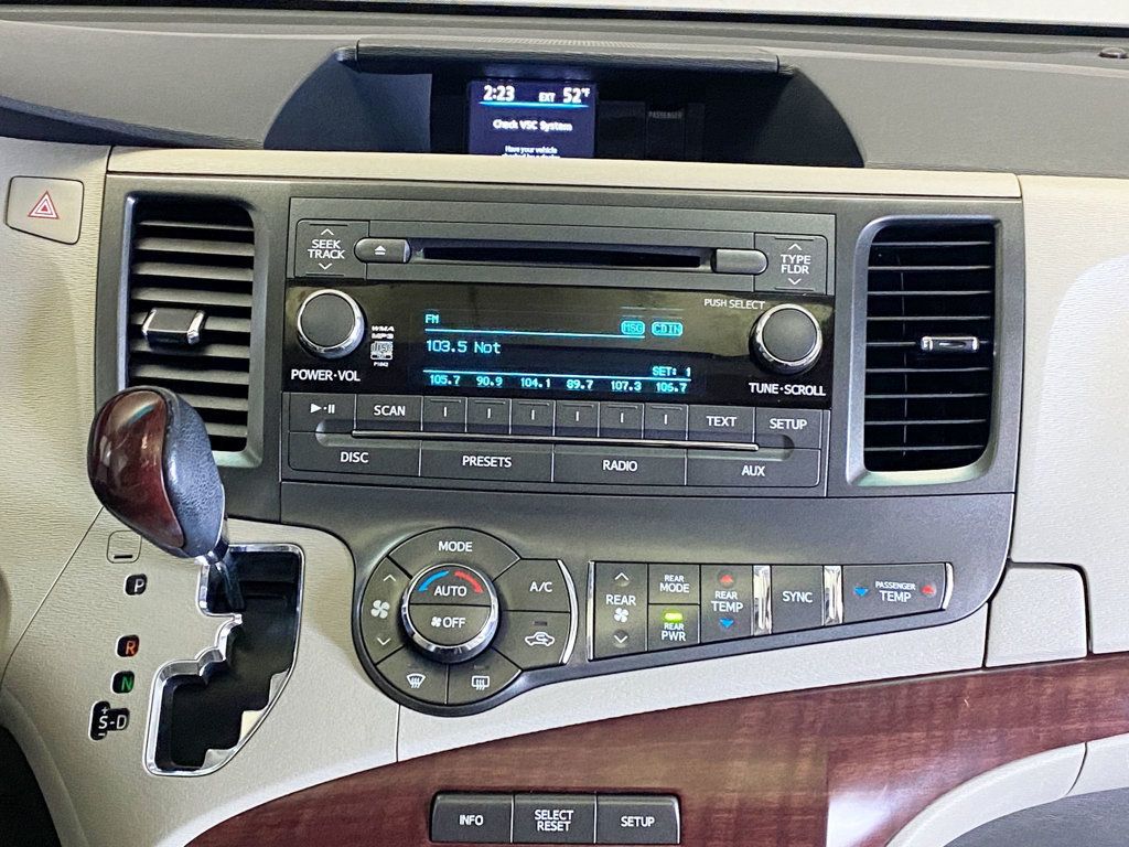 2013 Toyota Sienna 5dr 7-Passenger Van V6 XLE AWD - 22942347 - 32