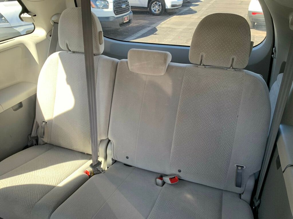 2013 Toyota Sienna LE photo 3