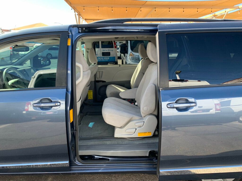 2013 Toyota Sienna LE photo 4