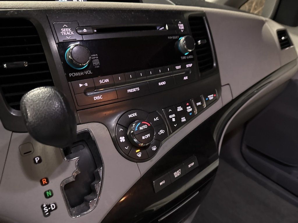 2013 Toyota Sienna 5dr 8-Passenger Van V6 LE FWD - 22967677 - 13