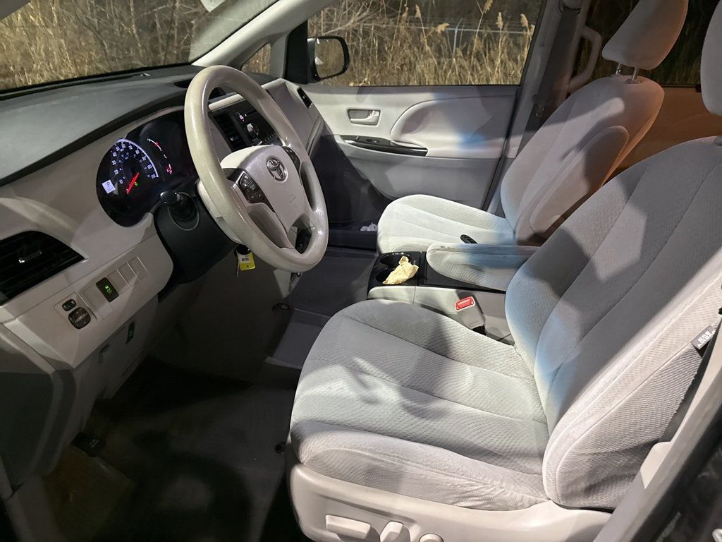 2013 Toyota Sienna 5dr 8-Passenger Van V6 LE FWD - 22967677 - 8