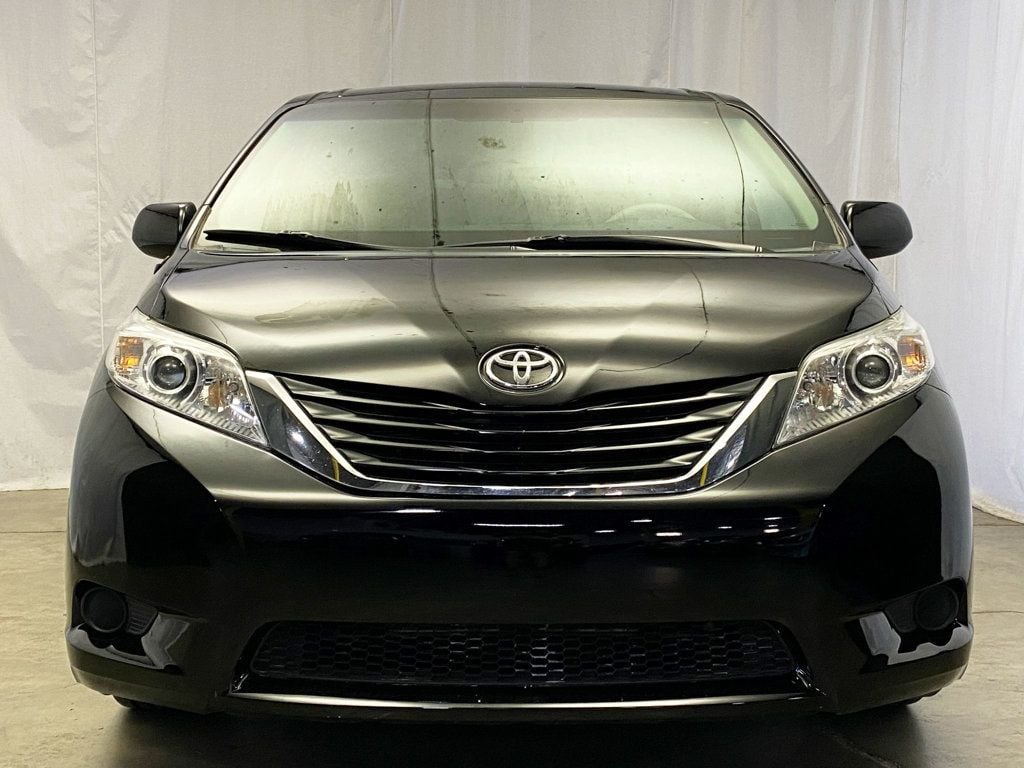 2013 Toyota Sienna LE photo 10