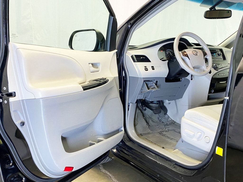 2013 Toyota Sienna LE photo 15