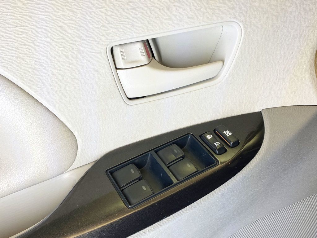 2013 Toyota Sienna LE photo 16