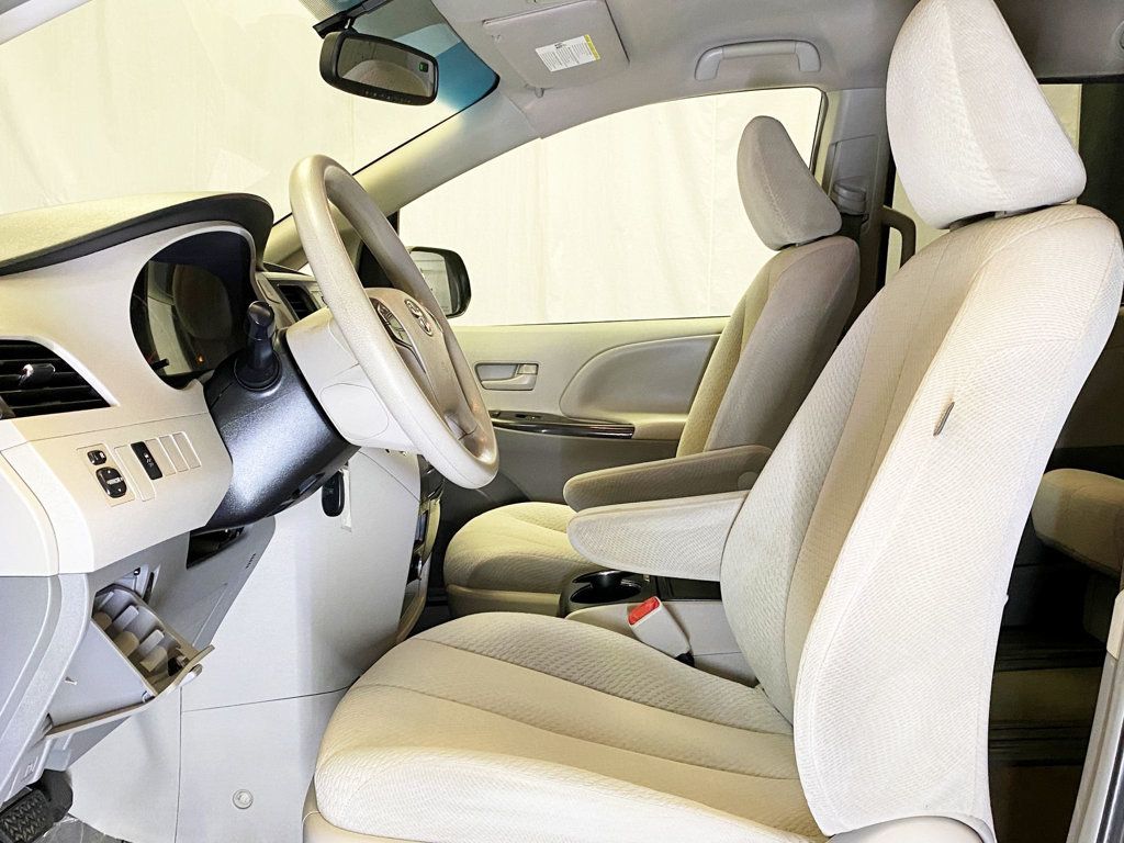 2013 Toyota Sienna LE photo 17
