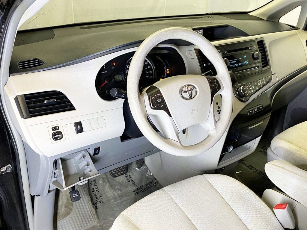 2013 Toyota Sienna LE photo 19