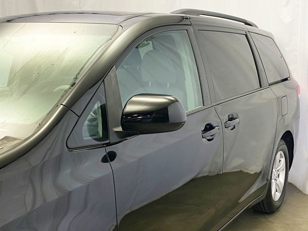 2013 Toyota Sienna LE photo 2