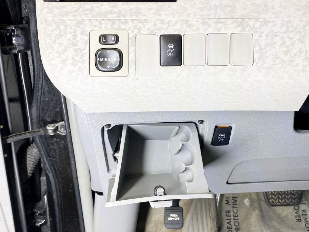 2013 Toyota Sienna LE photo 20