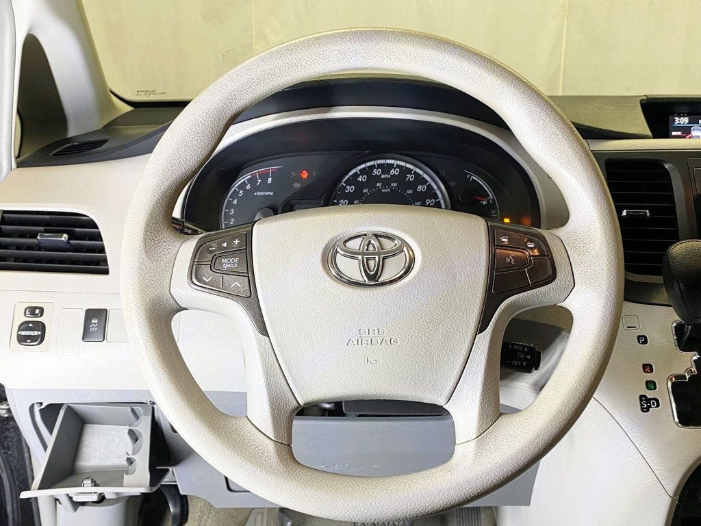 2013 Toyota Sienna LE photo 21