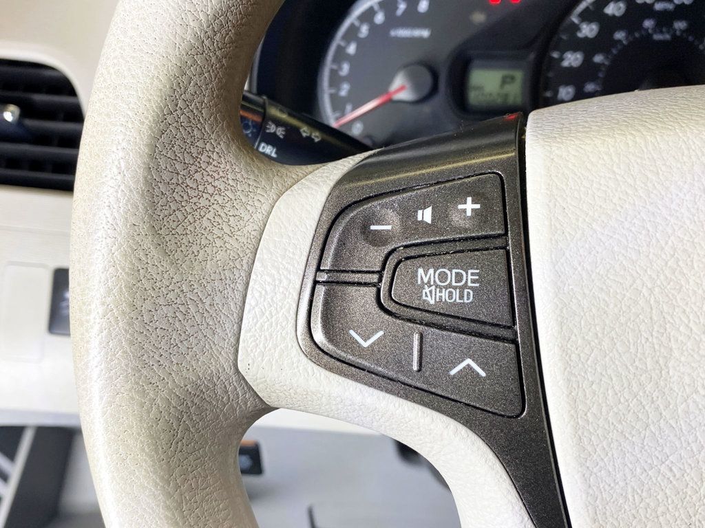 2013 Toyota Sienna LE photo 22