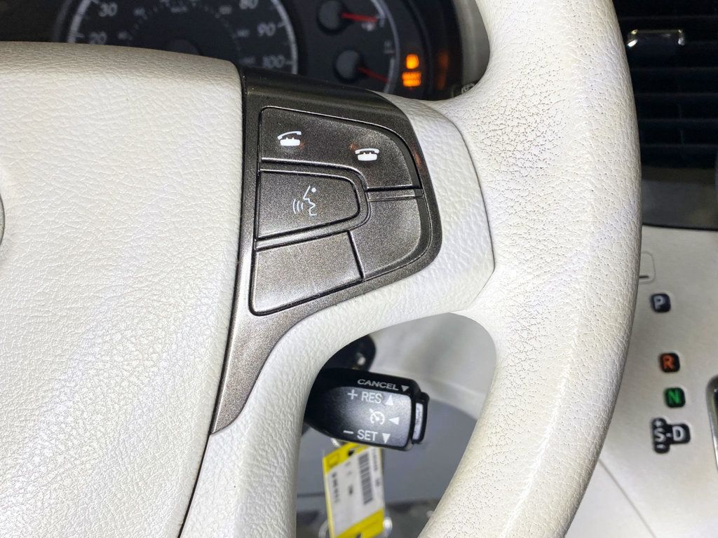 2013 Toyota Sienna LE photo 23