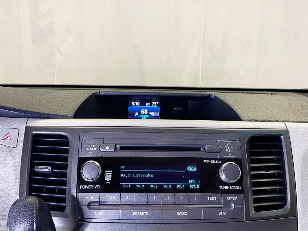 2013 Toyota Sienna LE photo 27