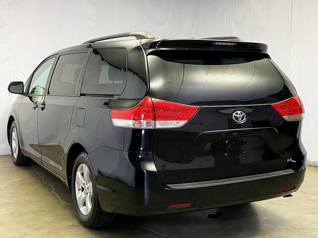 2013 Toyota Sienna LE photo 3