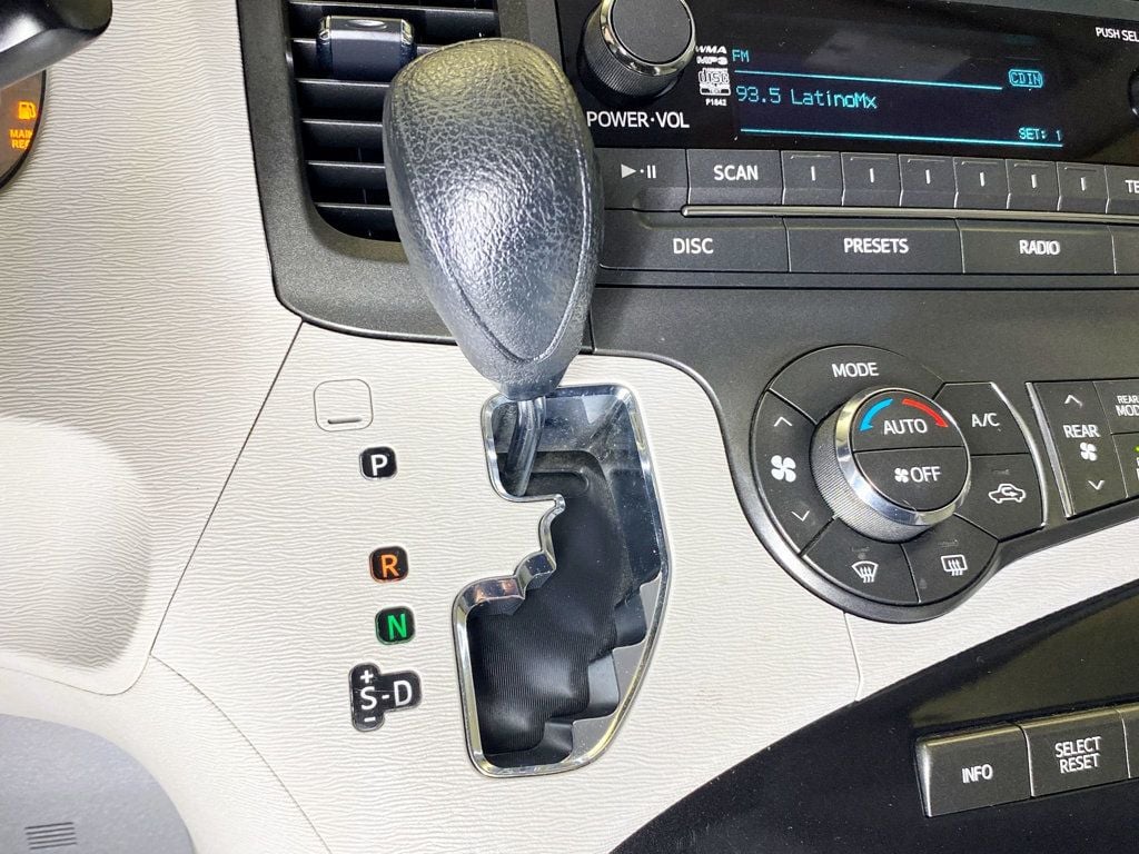 2013 Toyota Sienna LE photo 29