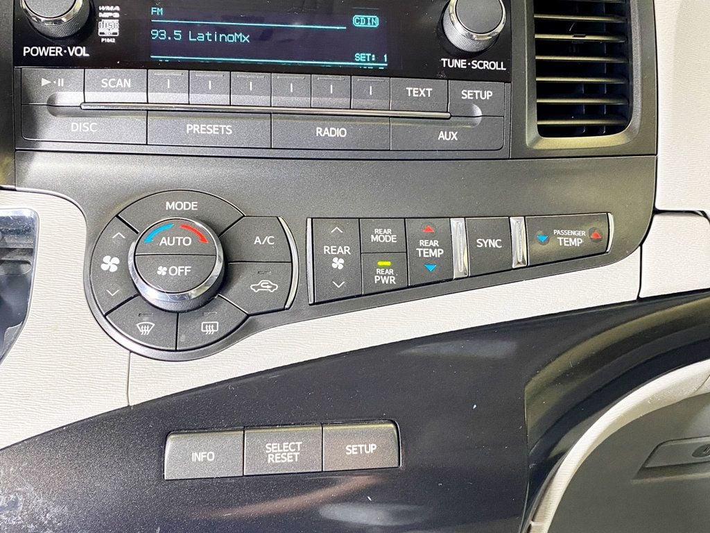 2013 Toyota Sienna LE photo 30