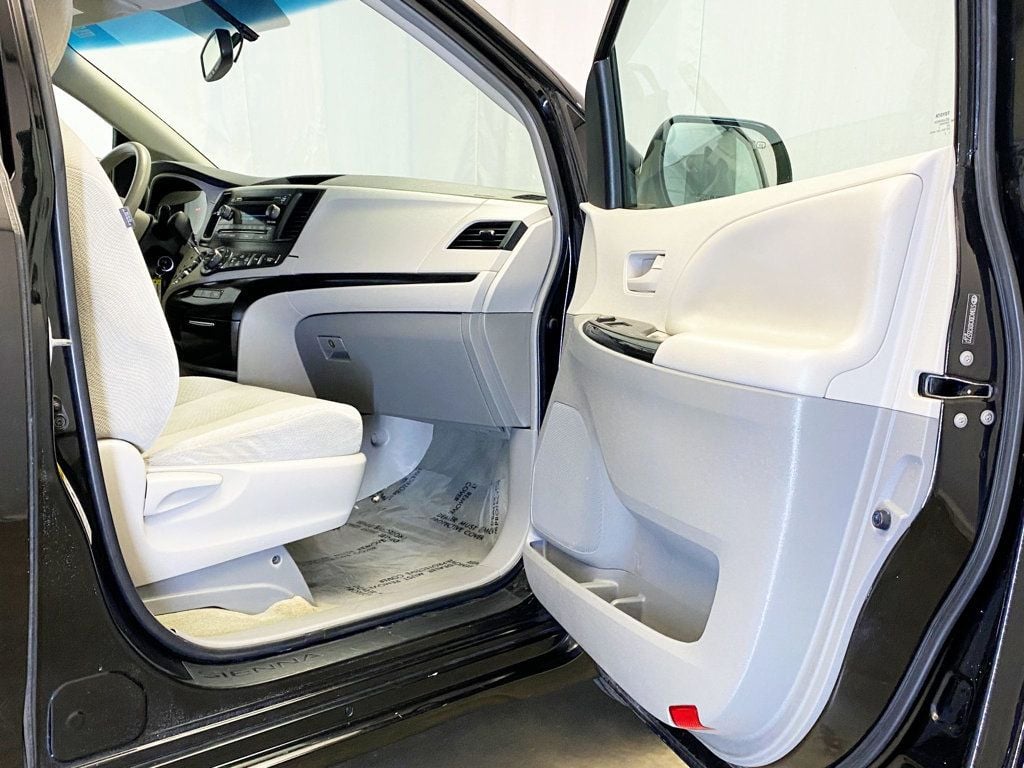 2013 Toyota Sienna LE photo 36