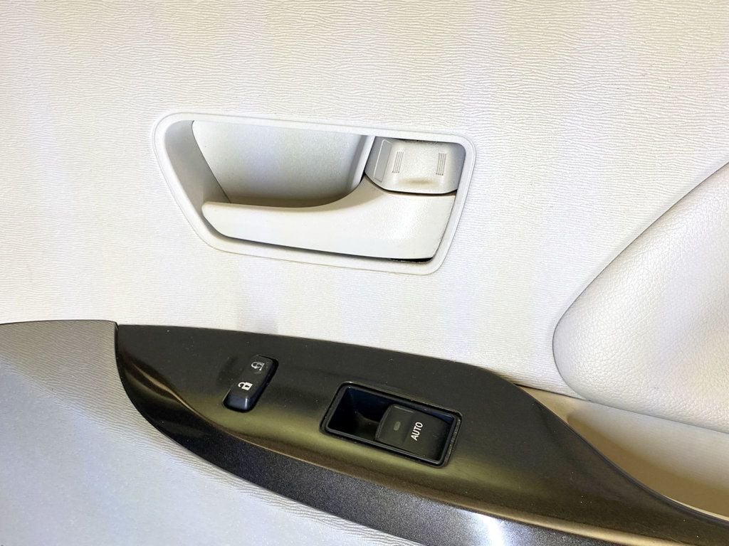 2013 Toyota Sienna LE photo 37