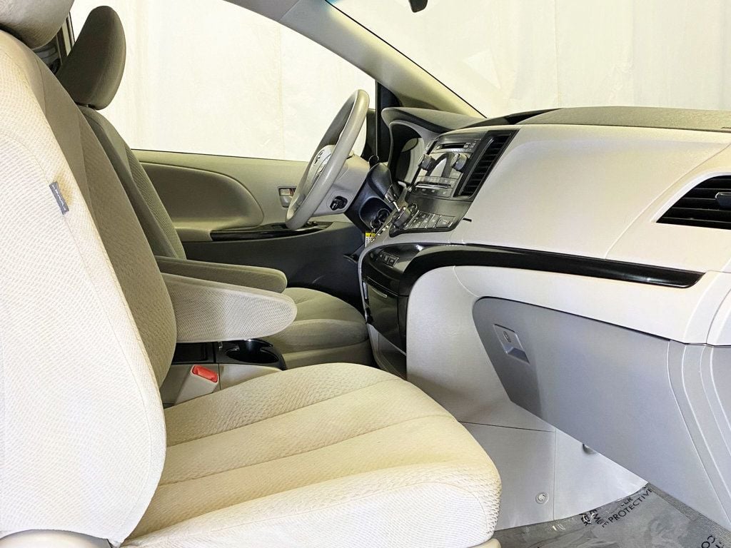 2013 Toyota Sienna LE photo 38