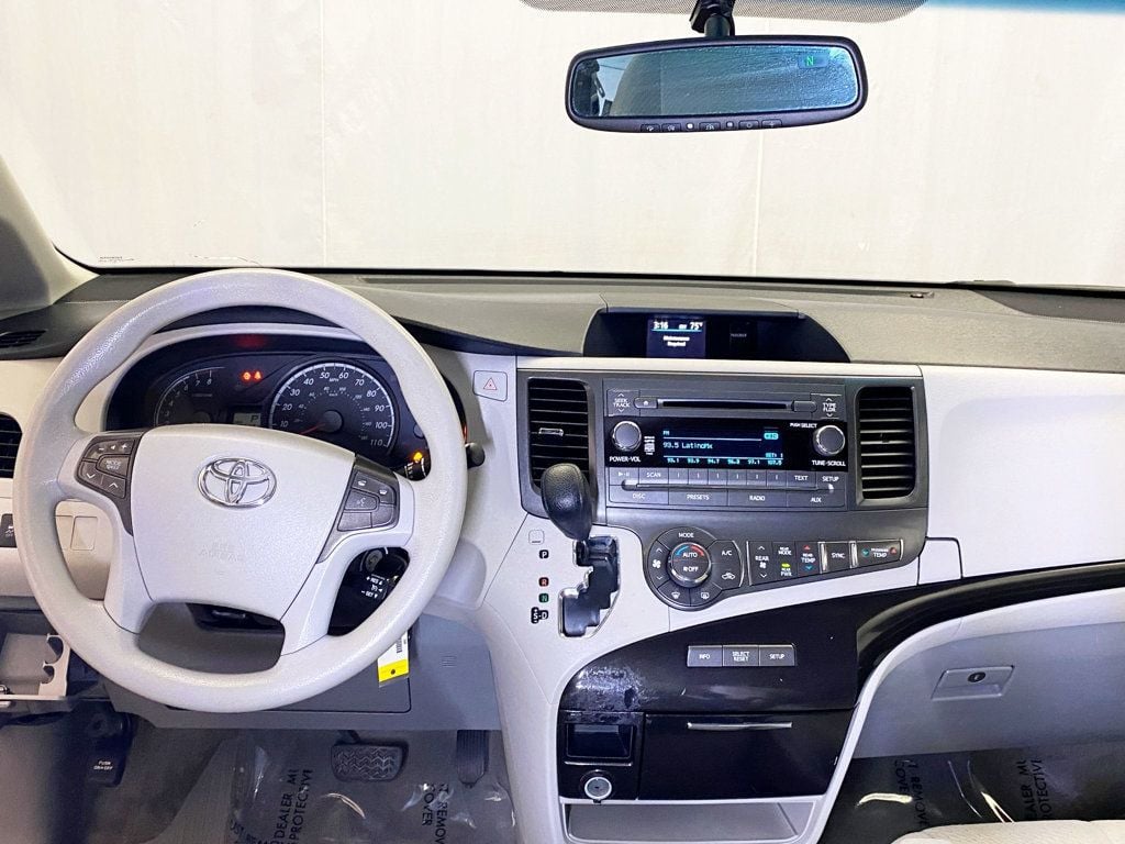 2013 Toyota Sienna LE photo 39